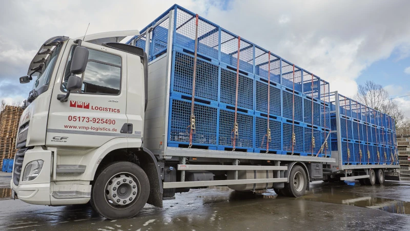LKW vollgeladen mit vermieteten Metallboxen für den effizienten und flexiblen Transport in der Logistik
